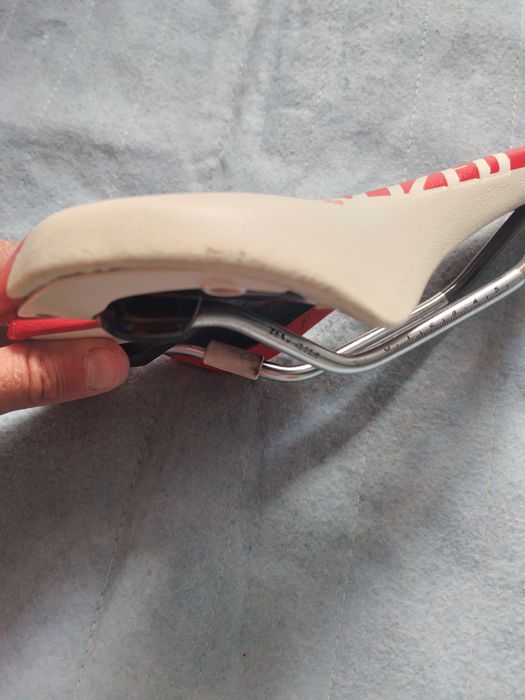 Продавам седалка за шосеен велосипед specialized test saddle