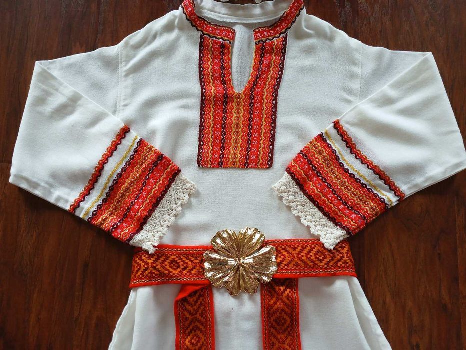 Народна носия – риза, колан с пафти и венче