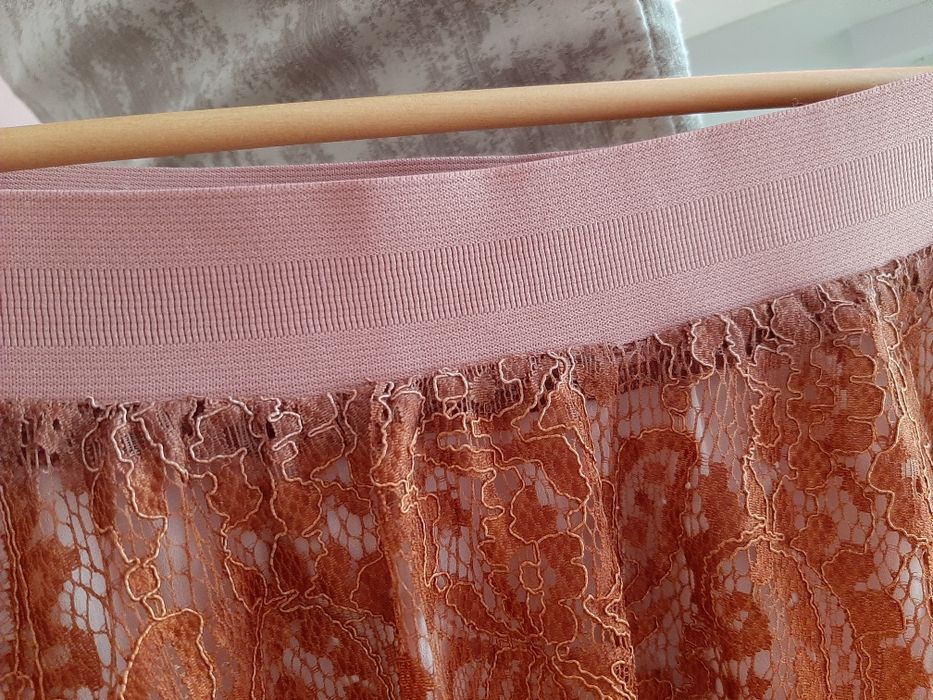 Пола дантела на марката SISLEY