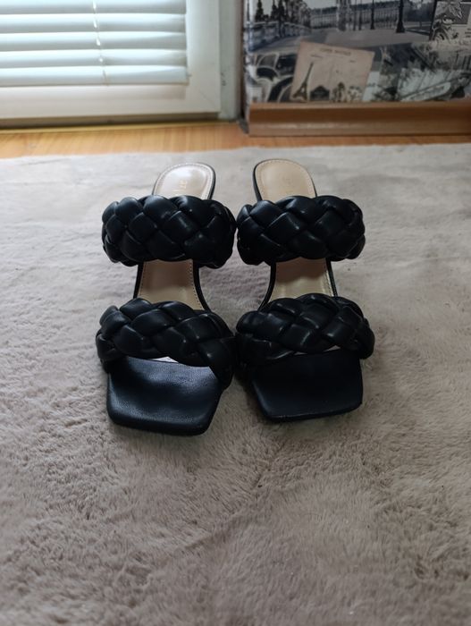 Черни сандали на ток