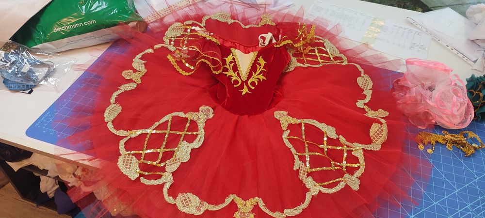 Tutu roșu balet cu cerc