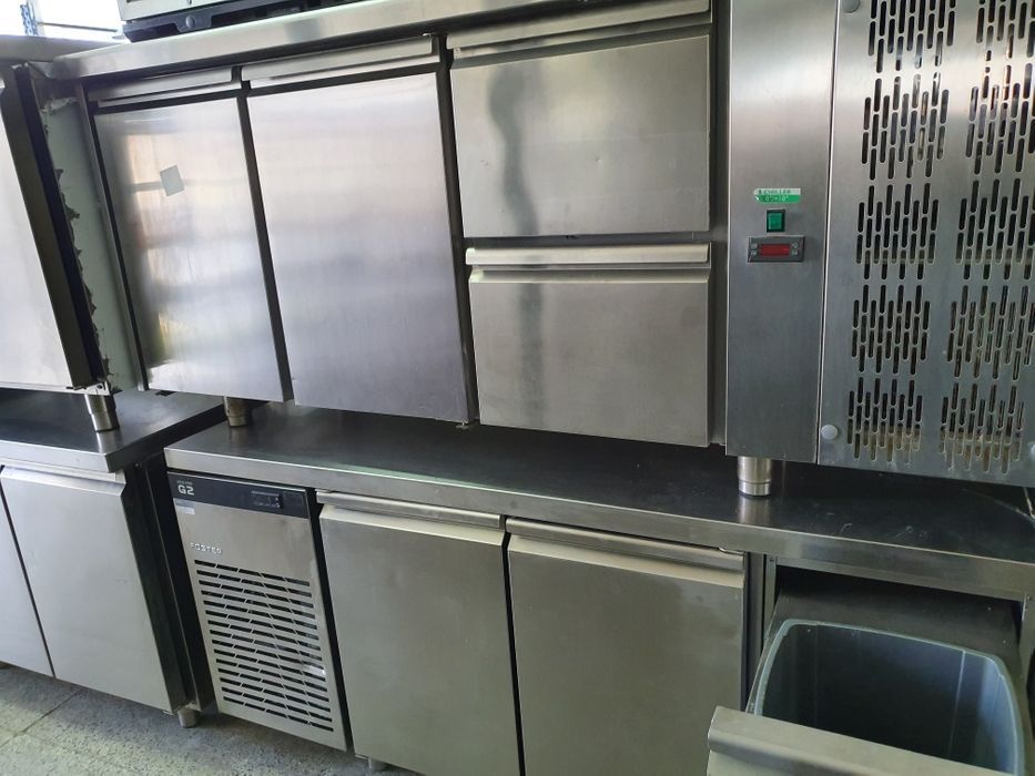 Хладилни маси1400лв,стъклени витрини 900лв 100бр,налични