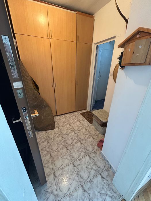 Продава гарсониера в идеалния център на Хасково, 32.7 кв.м. 8-ми етаж южно изложение светла и топла с мазе и ниски разходи.