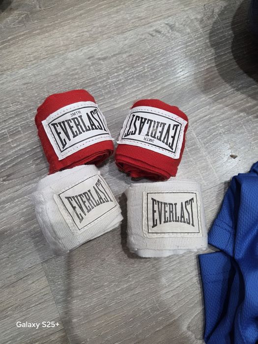 Шлем, перчатки, форма, бинты для бокса