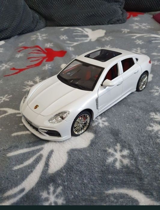 Macheta metalica Porsche panamera scara 1:18 noua