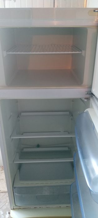 Frigider perfect funcțional  .nu ofer transport sec 5 Sebastian. Mă sunați e Nr de tel nu am card și nu pun colet al ridicați de acasă