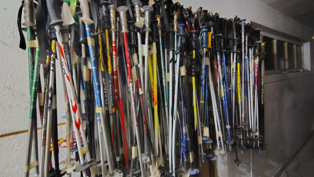 Bețe de schi diferite mărimi și firme.