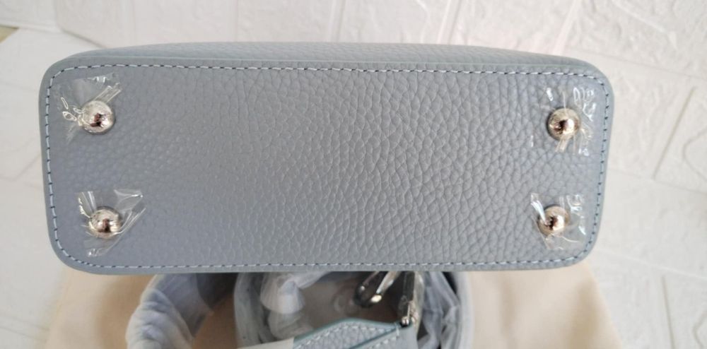 Светло синя baby blue Louis V