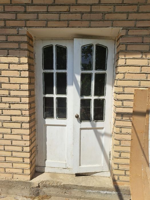 Yog'och deraza va eshiklar sotiladi