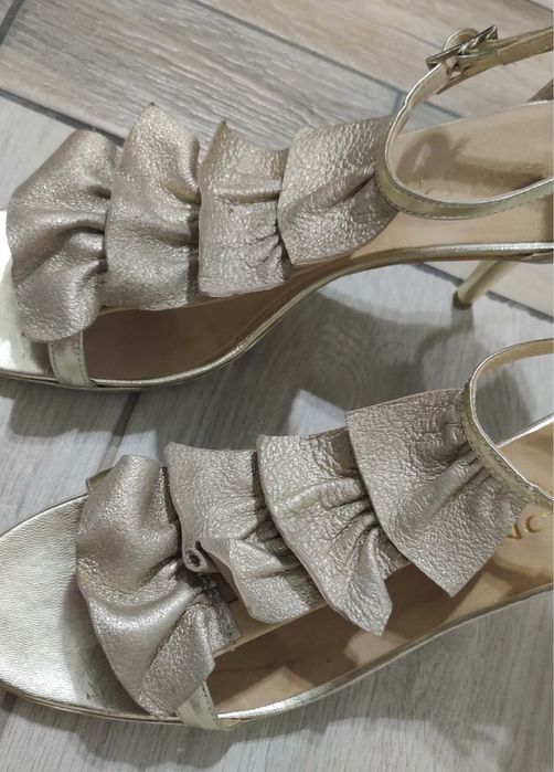 Sandale de dama elegante. 90 lei. Măsura 37 și 39