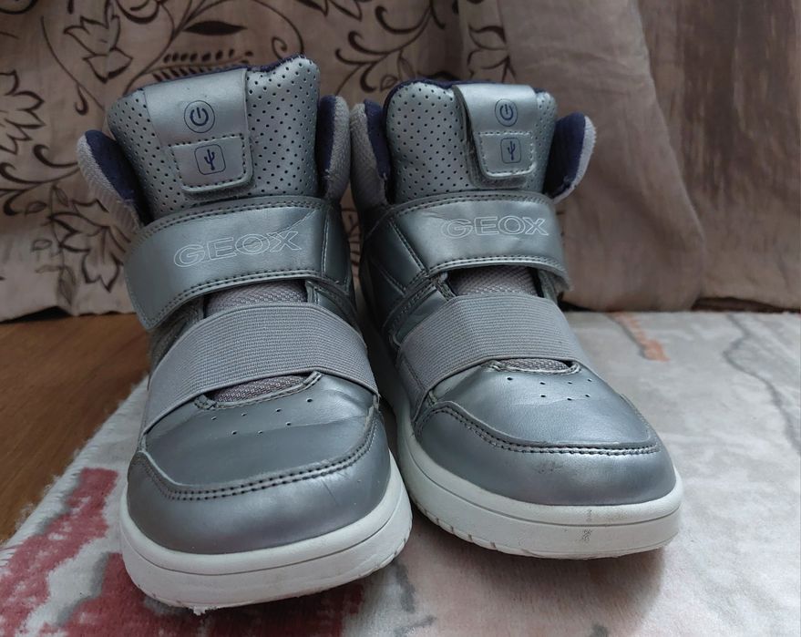 Sneakers mid Geox mărimea 37 - 23 cm la interior, măsurat talpicul / insertia. Corespunde la 36, de fapt, cu 23 cm in interior
