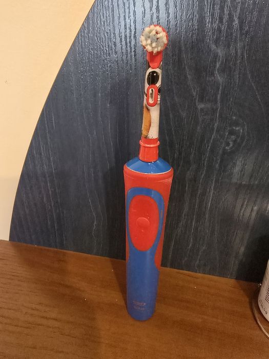 Oral B Braun ел.четка за зъби детска.