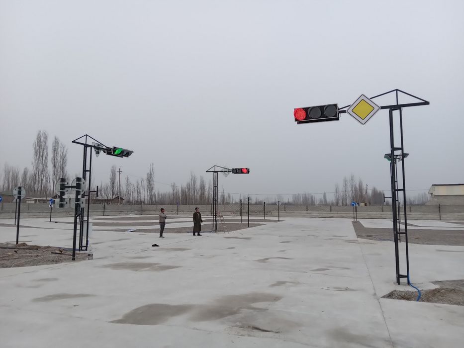 Svetoforlar va yoʻl belgilari tayyorlash