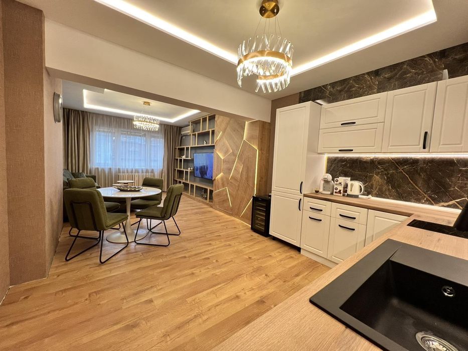 Дава се под наем Тристаен апартамент в София, Център - 80 кв.м за 1345.38 € - Снимка #4