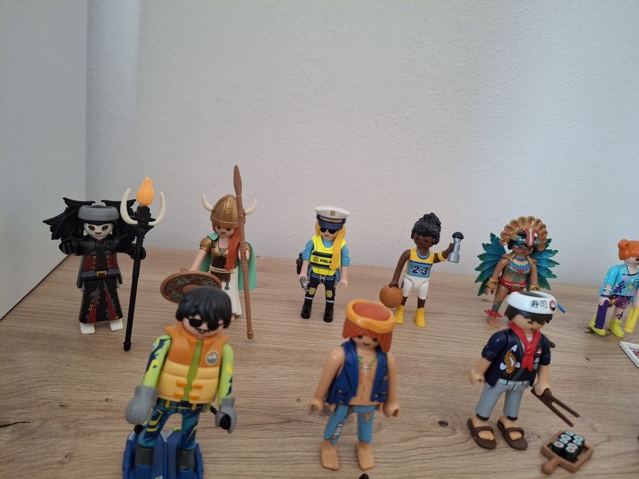 Vand lot cu 20 figurine Playmobil seria 25