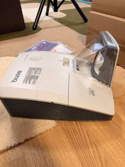 Videoproiector MW 855 UST + Nou