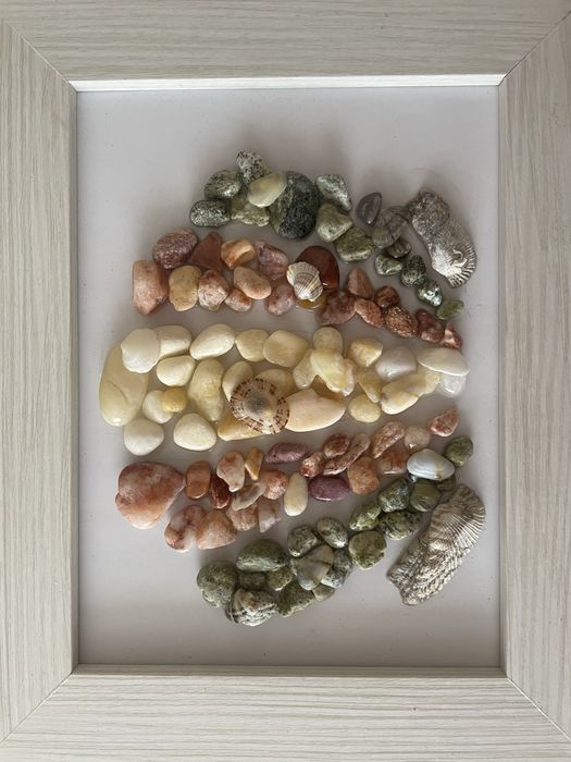 Картини, направени по поръчка от цветни камъчета и мидички