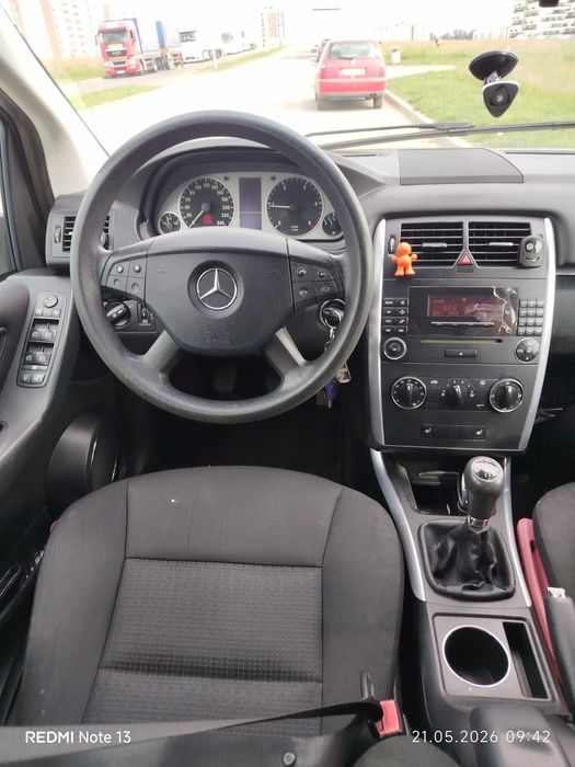 Vând Mercedes b 180