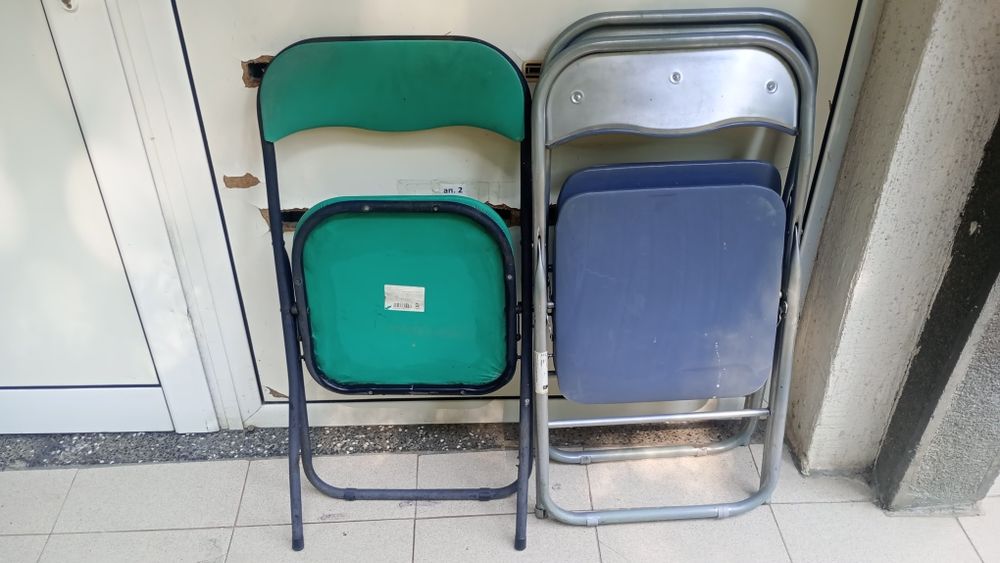 4 ри сгъваеми стола+дървена табуретка