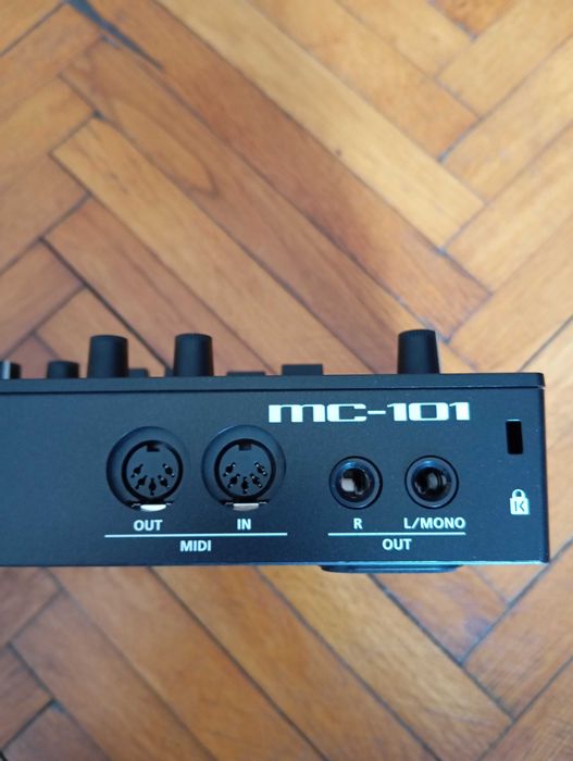 Roland MC-101 Groovebox Drum machine Sintetizator