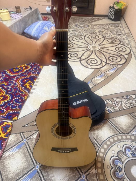 Akustik gitara sotiladi yamaha turdagi holati  ideal chexoli  bilan