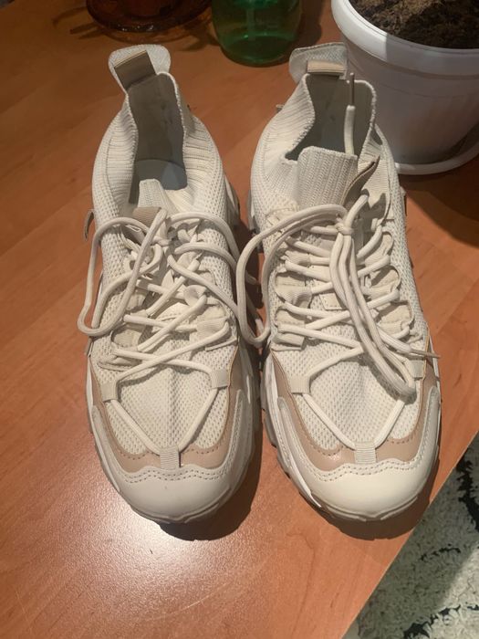 Маратонки бежеви