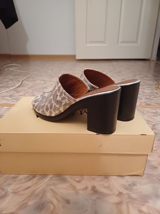 Аяқ киімдер сатылады