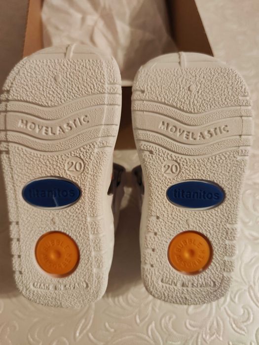 Нови детски сандали номер 20