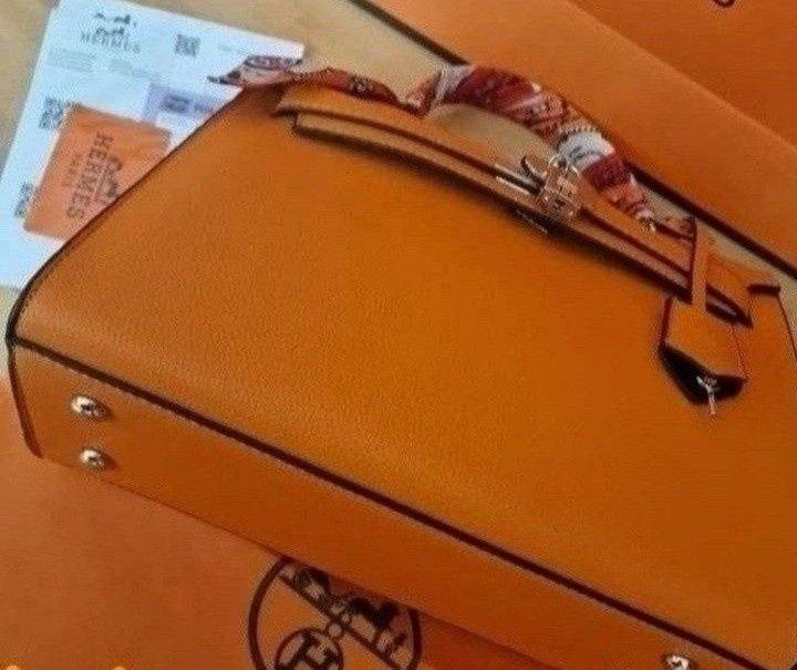 Geanta damă model Kelly+esarfa cu 2 fete,saculet, etichetă