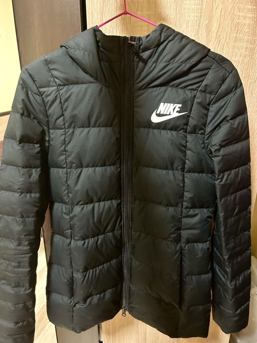 Дамско яке Nike.