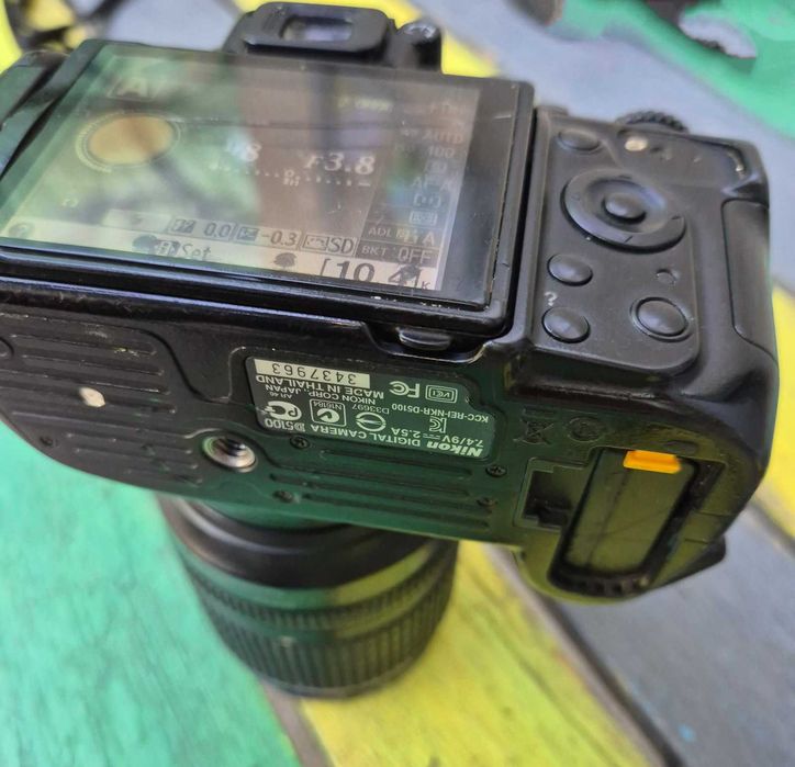 Nikon D5100 + Обектив 18-105mm VR  – Работещ, със сериозни козметични забележки (За ползване или части)
