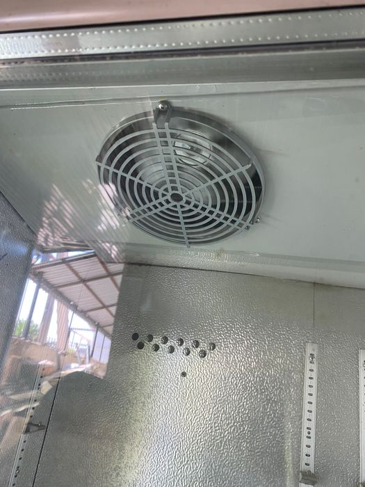 Стоячий ветреный холодильник