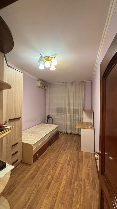 Кровать с матрасом.