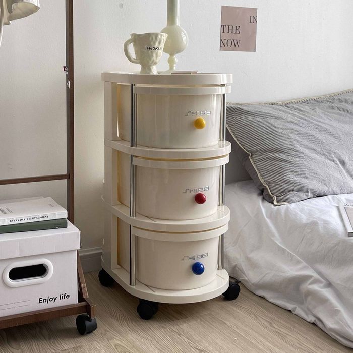 Тумбочка с колесиками