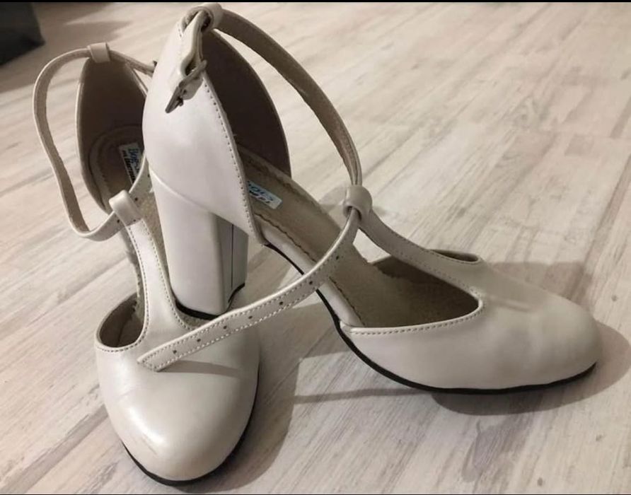Rochie mireasă+voal+pantofi+buchet crini artificiali