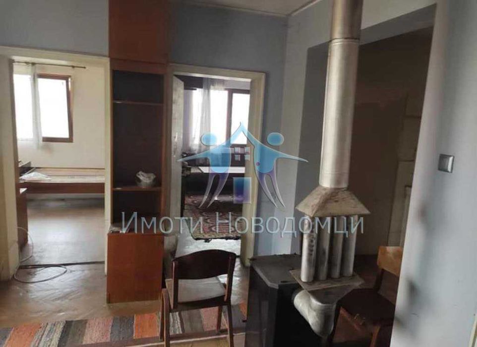 Тухлен етаж от къща с двор в гр.Велики Преслав, Център