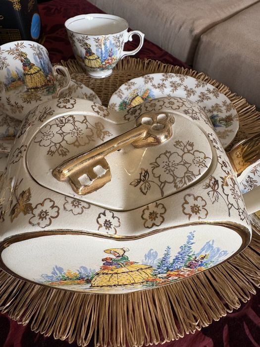 Порцеланов старинен чайник