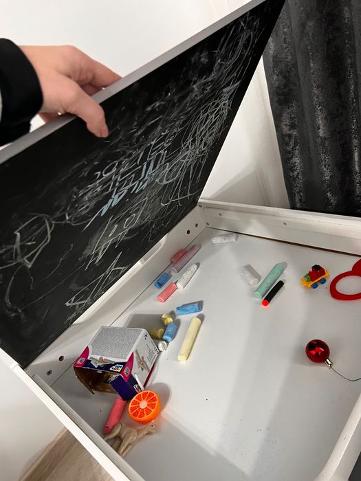 Детска маса с 2 стола и място за съхранение