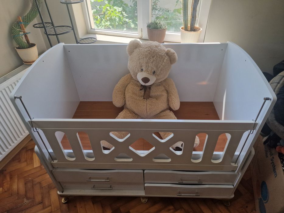 Бебешка кошара с люлеещ механизъм