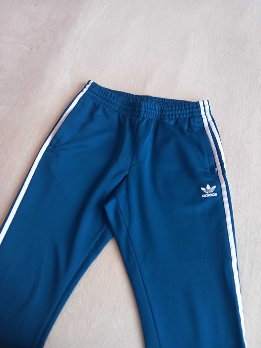 Долница на adidas унисекс страхотен цвят