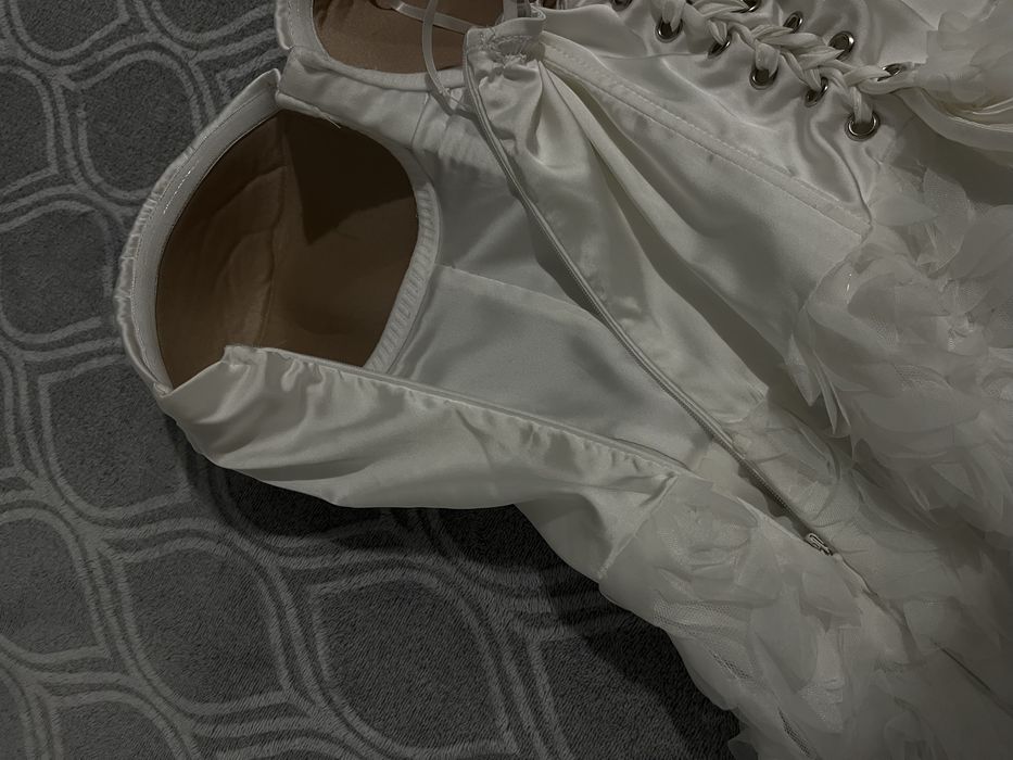 Къса бяла рокля.