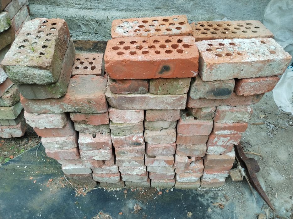 Продавам употребявани тухли единички