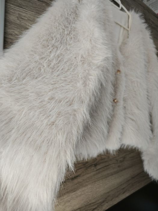 Два броя черно и бежаво пухено кожухче