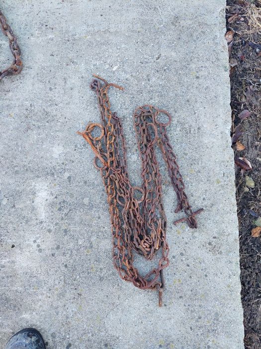 Lanțuri vechi și cruce căruță