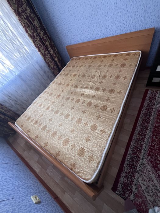 Кровать с двумя тумбами