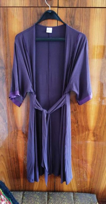 Дълъг лилав халат с външни и вътрешни връзки