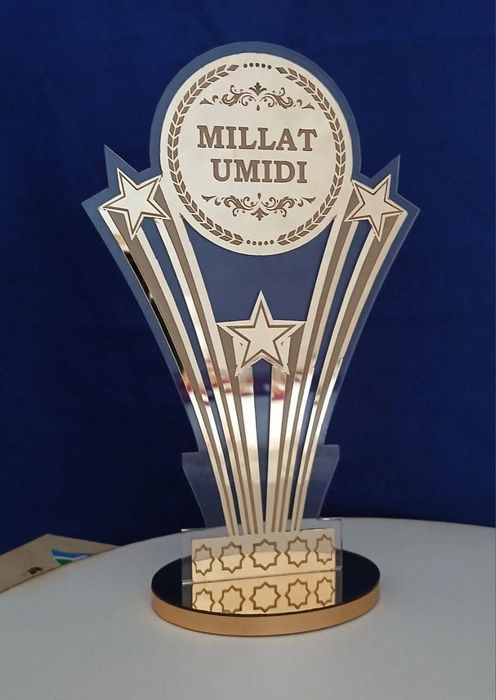 Statuetka, medal, kubok, esdalik nishoni