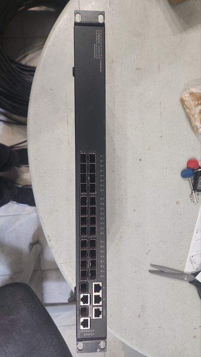 24 + 4 портов SFP Layer2 суич Edgecore ES3528M-SFP