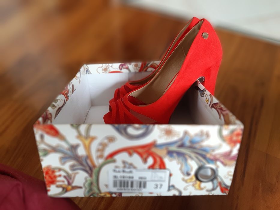 Червени отворени елегантни обувки