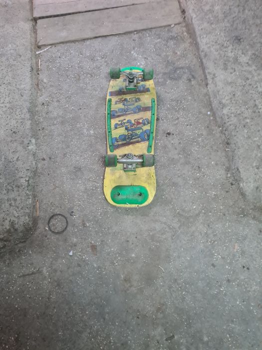 Vând  skateboard  cu 4 roti